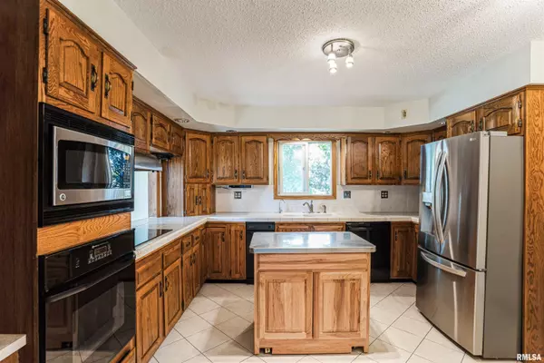 Camanche, IA 52730,210 16TH PL