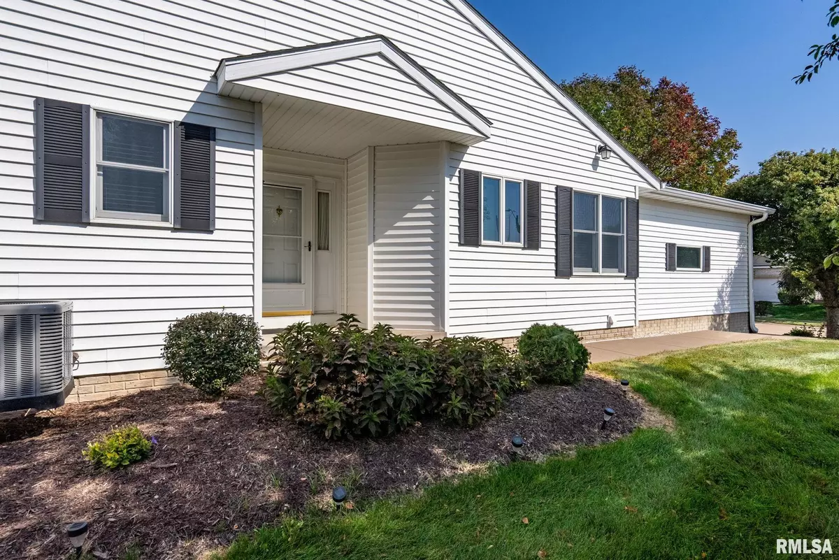 Le Claire, IA 52753,802 FALCON DR