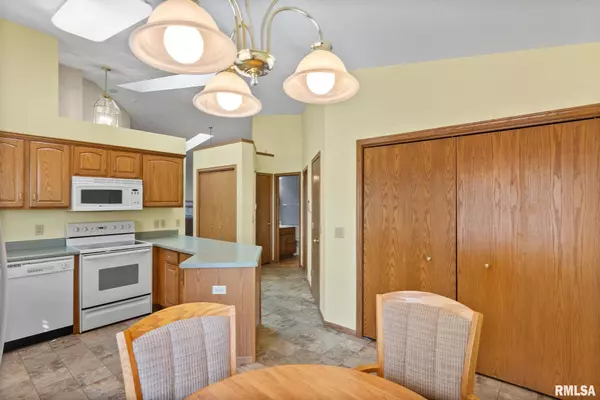 Le Claire, IA 52753,802 FALCON DR