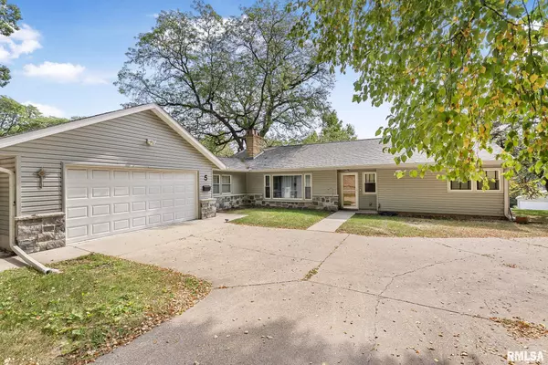 5 RIVERVIEW PARK DR, Bettendorf, IA 52722