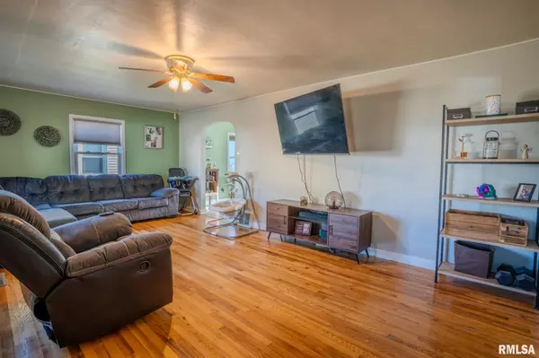 Camanche, IA 52730,711 3RD AVE