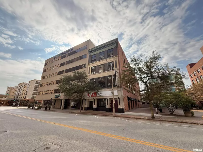 111 W 2ND ST, Davenport, IA 52801