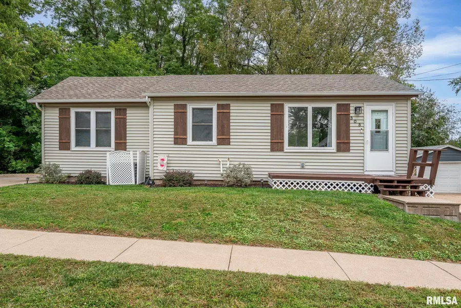 305 S 8TH ST, Le Claire, IA 52753