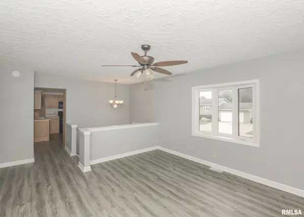 Coal Valley, IL 61240,512 W 16TH AVE