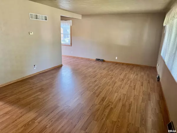 Le Claire, IA 52753,217 N 8TH ST