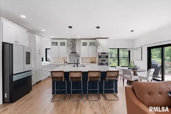 Bettendorf, IA 52722,6817 TIMBER CT