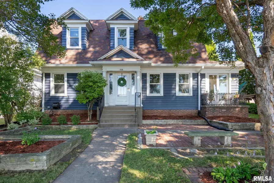 704 RIVER DR, Bettendorf, IA 52722