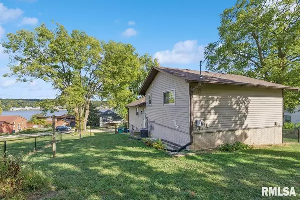 Le Claire, IA 52753,127 WALNUT ST