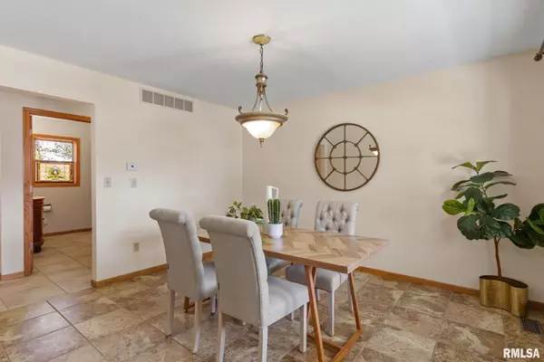 De Witt, IA 52742,306 13TH AVE