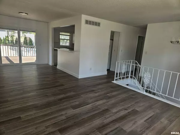 Bettendorf, IA 52722,2530 Saint John CT