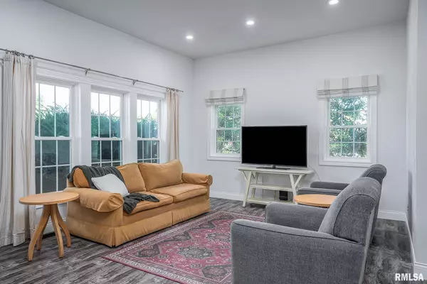 Le Claire, IA 52753,218 DODGE ST