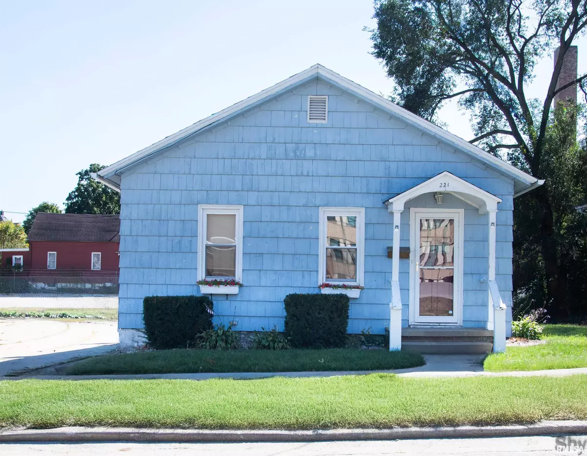 Monmouth, IL 61462,221 E 1ST AVE