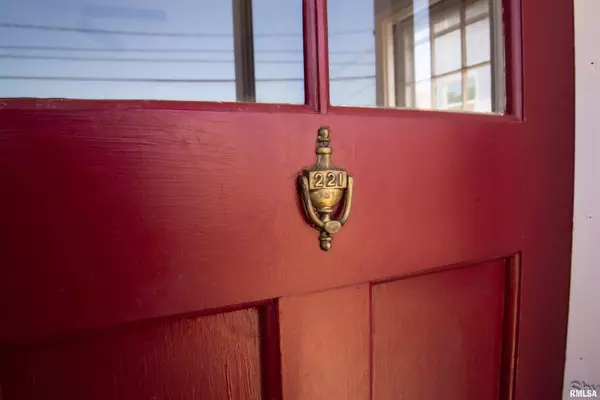 Monmouth, IL 61462,221 E 1ST AVE