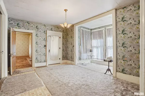 Le Claire, IA 52753,228 S 2ND ST