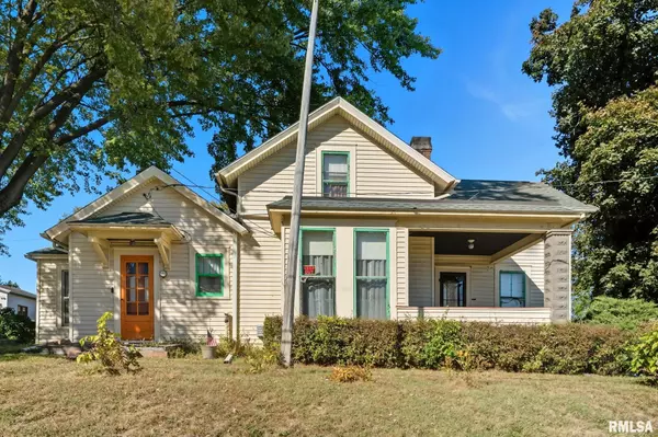 228 S 2ND ST, Le Claire, IA 52753