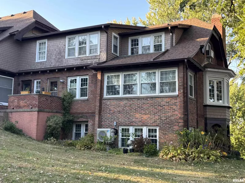 2 BREEZY POINT RD, Clinton, IA 52732