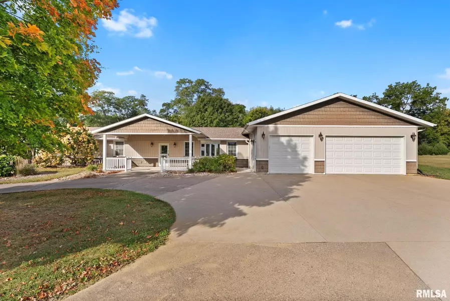 1968 Geneva Hills RD, Muscatine, IA 52761