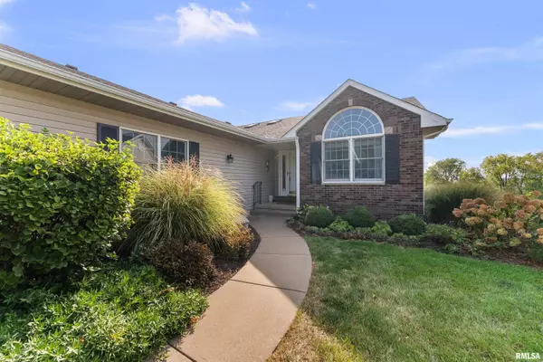 Le Claire, IA 52753,816 FALCON DR