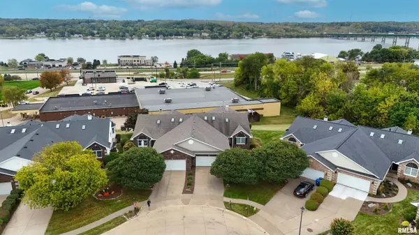 Le Claire, IA 52753,816 FALCON DR