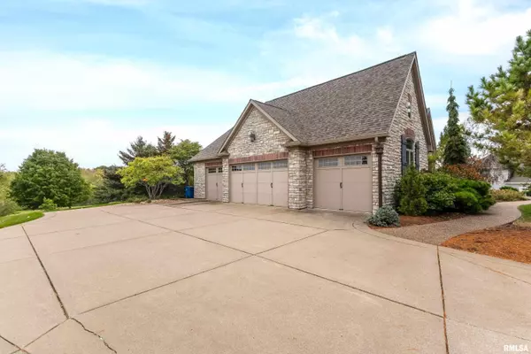 Le Claire, IA 52753,27 PEBBLE CREEK CIR