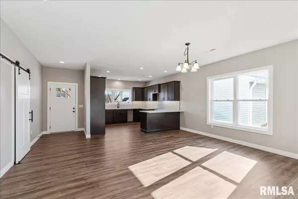 De Witt, IA 52742,1323 5TH AVE