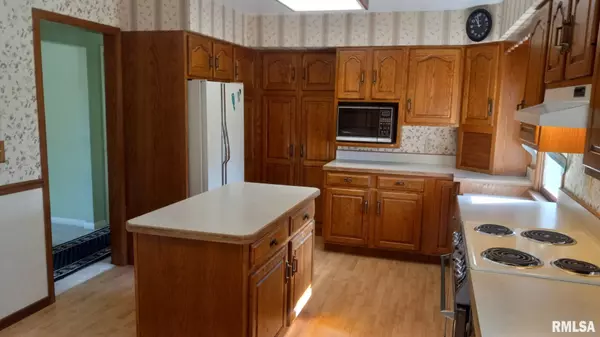 East Moline, IL 61244,4006 6TH AVE