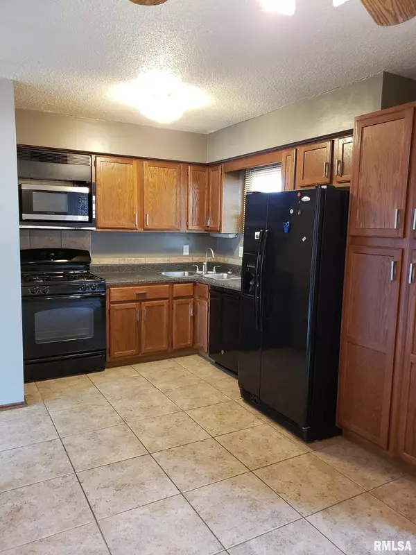 Davenport, IA 52806,4811 CANDLELIGHT DR