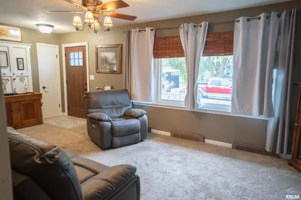 De Witt, IA 52742,615 3RD AVE