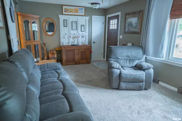 De Witt, IA 52742,615 3RD AVE