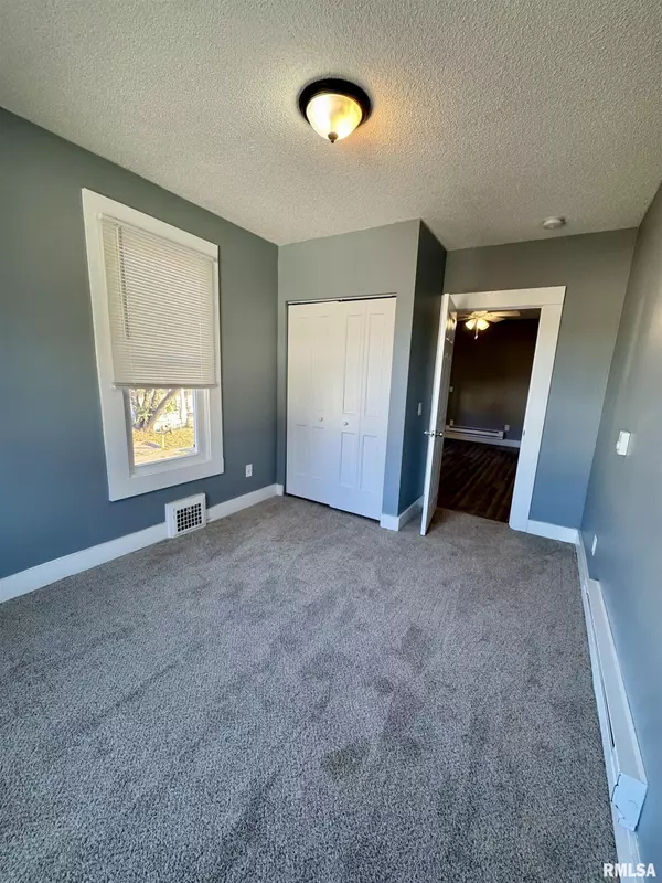 Davenport, IA 52802,627 1/2 N DIVISION ST