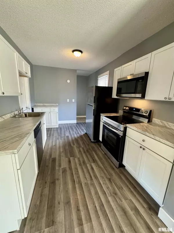 Davenport, IA 52802,627 1/2 N DIVISION ST