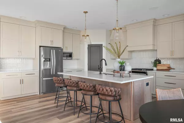 Bettendorf, IA 52722,5167 LAKESIDE CT