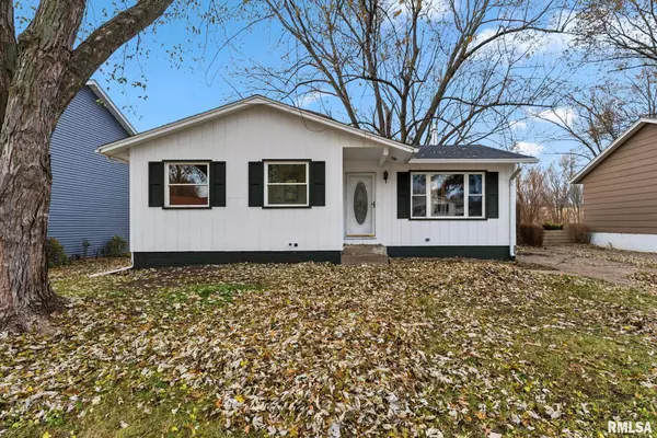 5812 HILLANDALE RD, Davenport, IA 52806