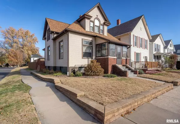 1034 W 14TH ST, Davenport, IA 52804