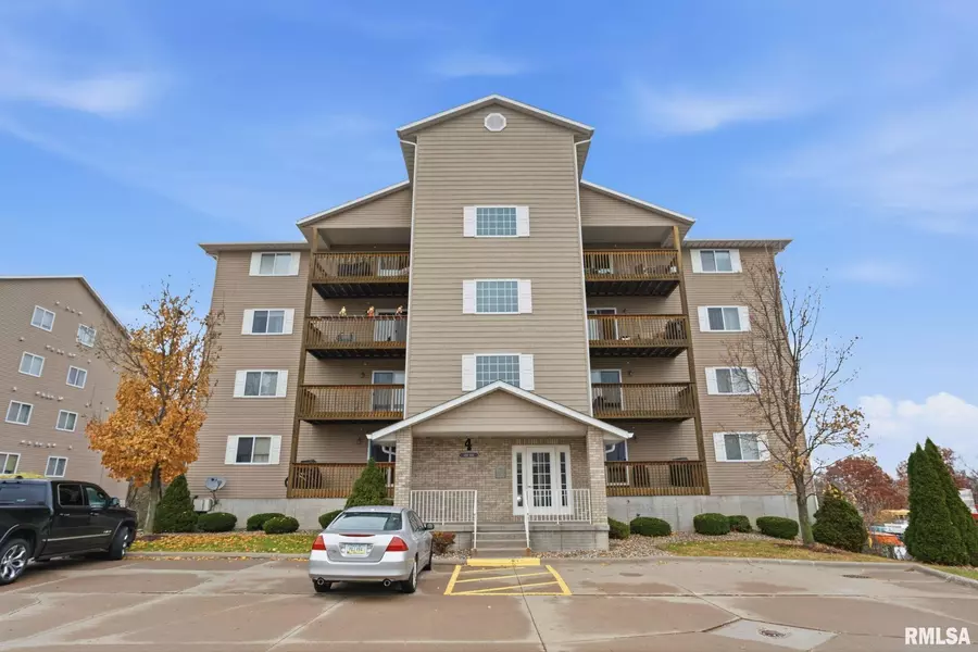 4119 CREEK HILL DR, Bettendorf, IA 52722