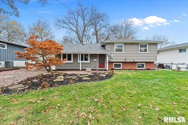 1520 PARKLANE DR, Bettendorf, IA 52722-3641