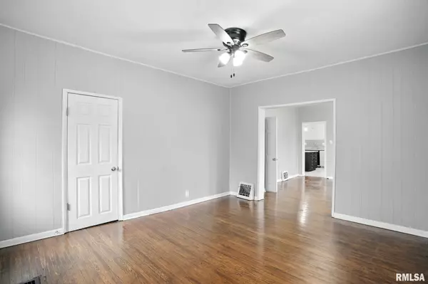 Moline, IL 61265,421 16TH AVE