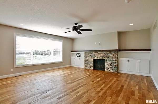 Bettendorf, IA 52722,3535 COBBLESTONE DR