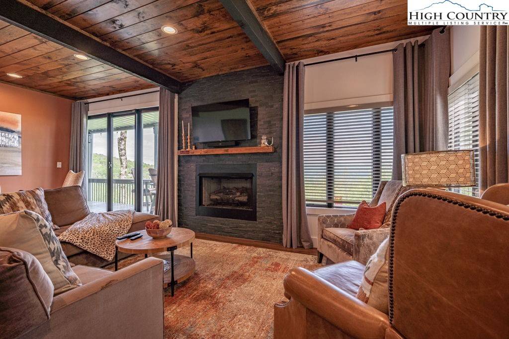 315 Skyleaf DR #D18, Sugar Mountain, NC 28604