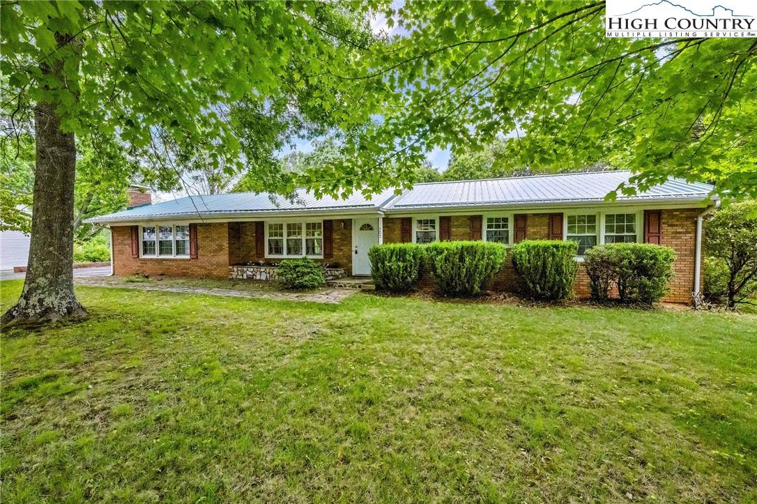 702 Ridge AVE, West Jefferson, NC 28694