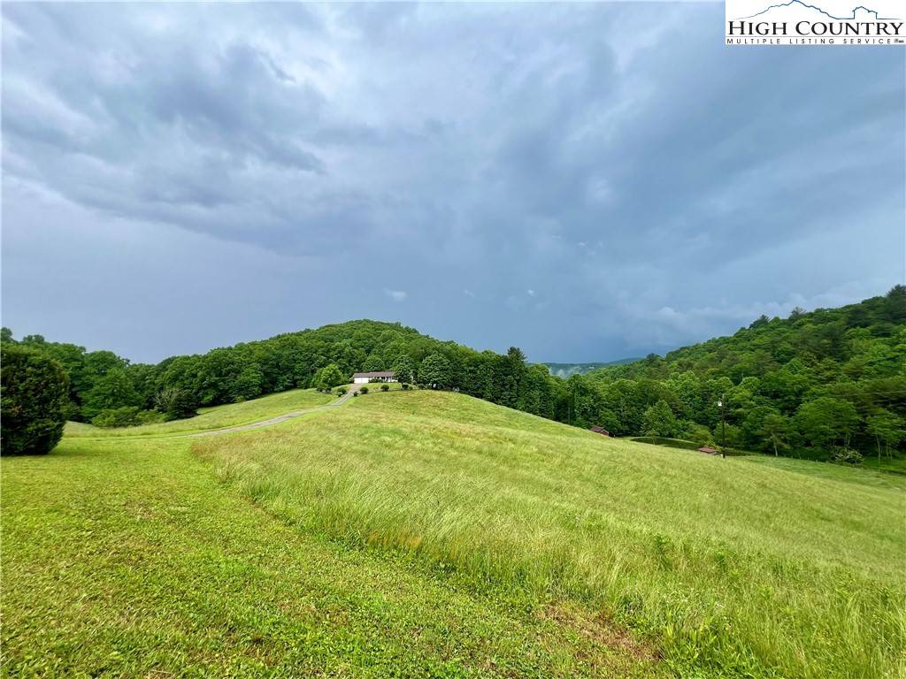 762 George Eggers RD, Banner Elk, NC 28604