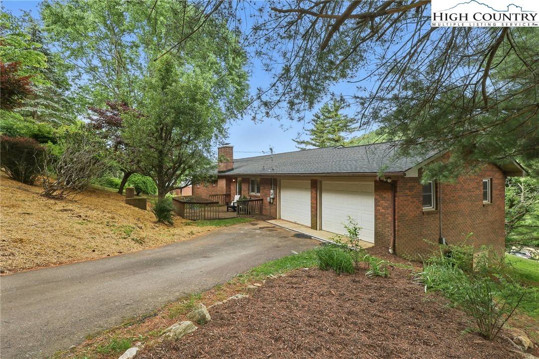 174 Sunny Knoll LN, Boone, NC 28607
