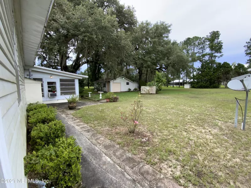 104 ROANOKE AVE, Satsuma, FL 32189