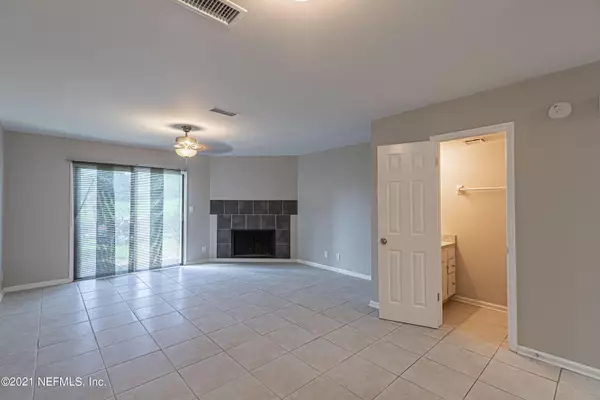 Jacksonville, FL 32256,7701 BAYMEADOWS CIR W #1013