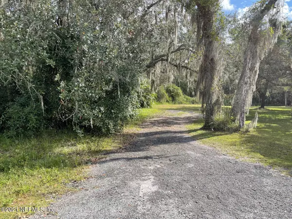 East Palatka, FL 32131,102 ORANGE TREE RD