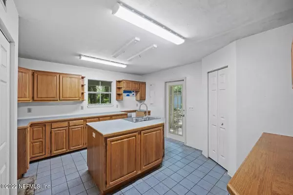 Earleton, FL 32631,5002 NE 220TH TER