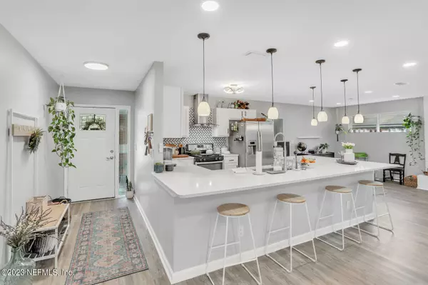 Jacksonville, FL 32217,8456 GLADE LN