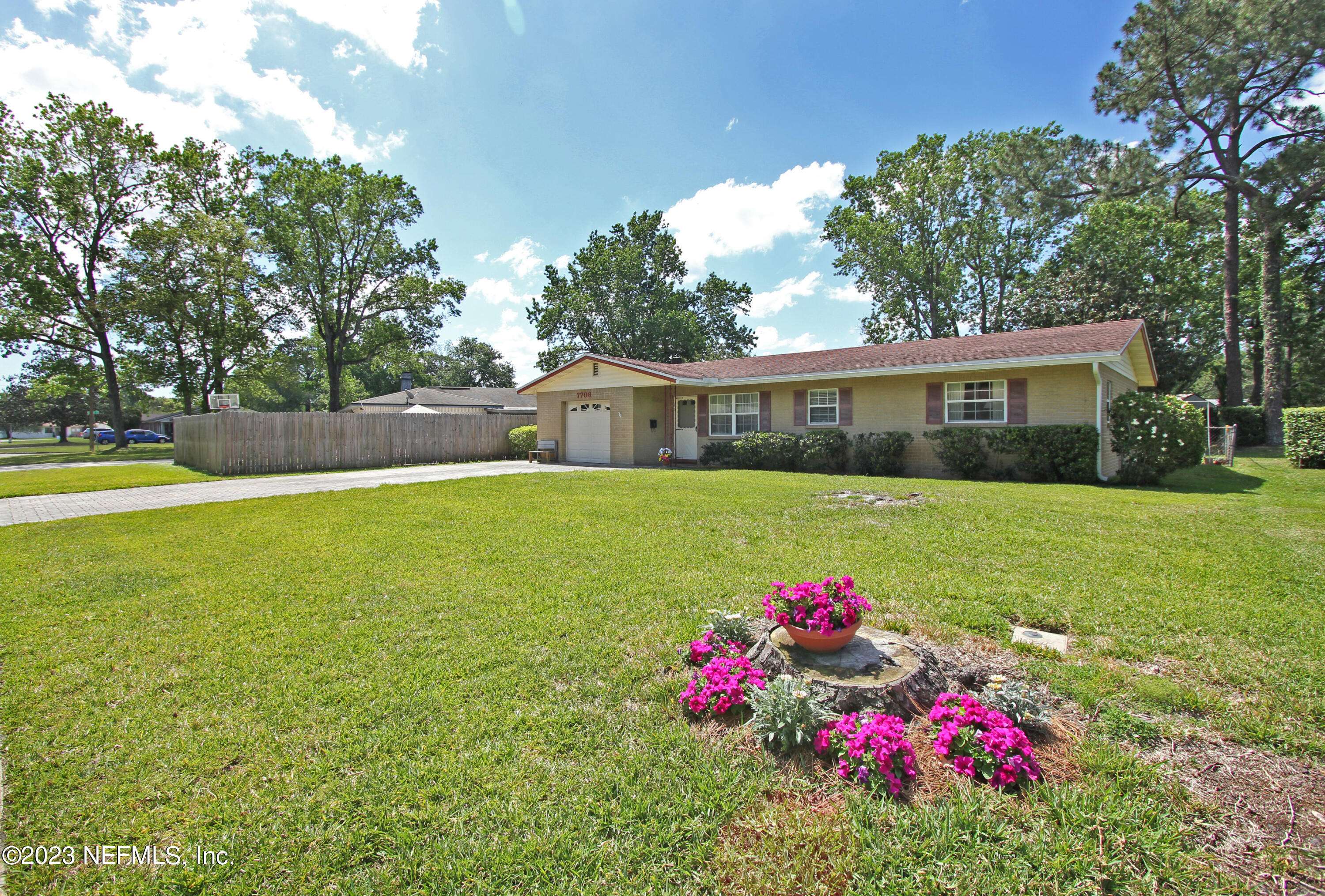 7706 LISA DR E, Jacksonville, FL 32217