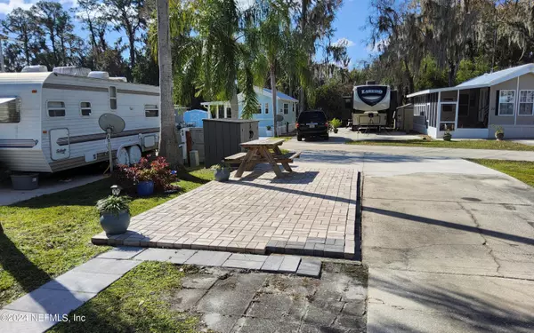 Welaka, FL 32193,1074 FRONT #47 ST