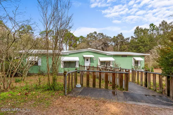 Melrose, FL 32666,215 COUNTRY LIVING CIR